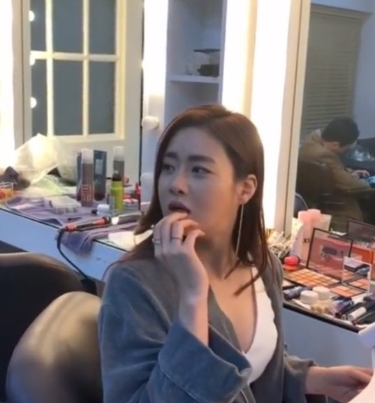 강소라 엘사놀이 삼매경(사진=강소라 인스타그램 영상 캡처)